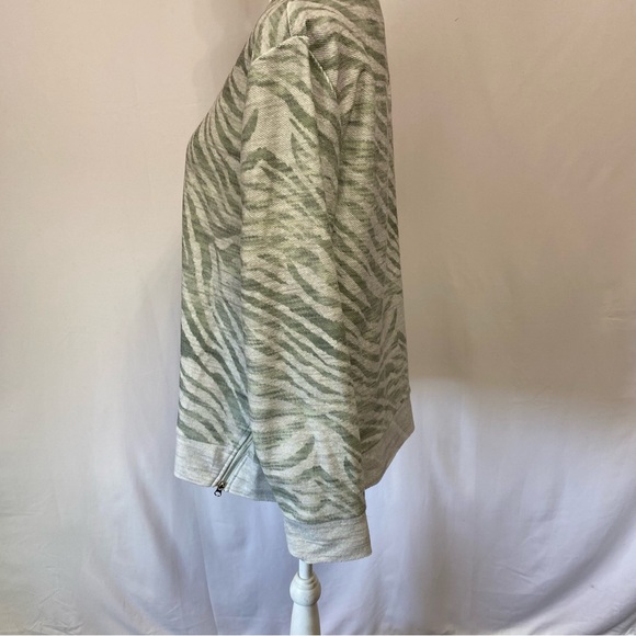 NWT CATO Green/Gray Animal Print Pullover Crew Sweatshirt Size M #0941 - Picture 2 of 11